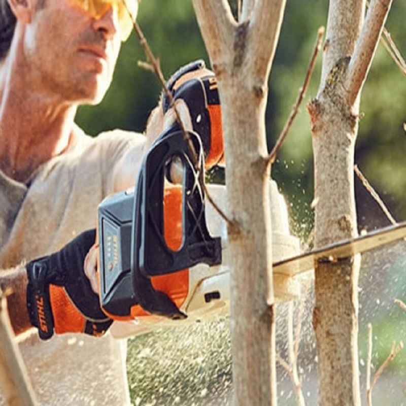 If more dust than sawdust is produced when cutting with a chainsaw chain, does this mean the chain is dull?